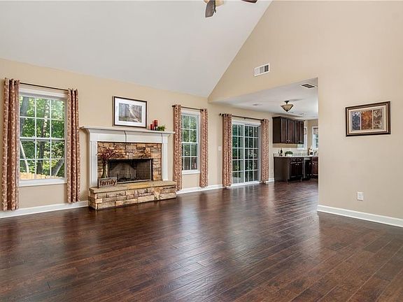 4th image of 16 White Oak Ln