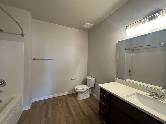 5th image of 949 E 4th Ave #402