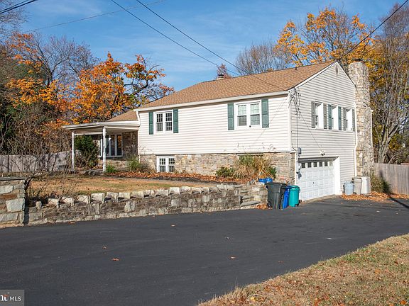 3rd image of 1 N Kings Oak Ln