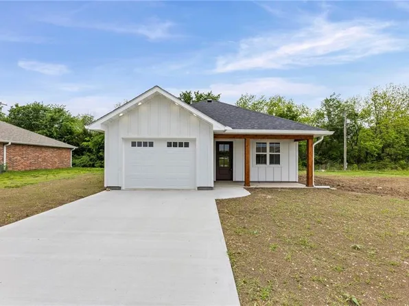 504 McGuire Dr E, Iola, KS 66749
