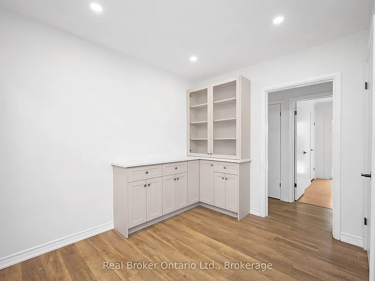39 Westminster Ave #UPPER — Photo 8