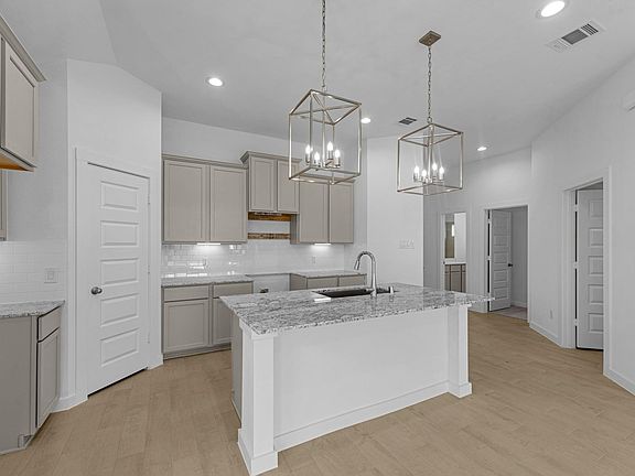 3rd image of 818 Orchard Vale Rd