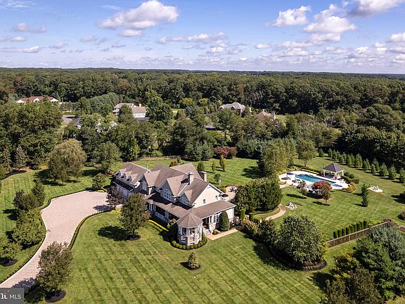 3rd image of 7 Stoney Brook Dr