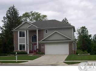 142 Spruce Ln, Rochester, MI 48307