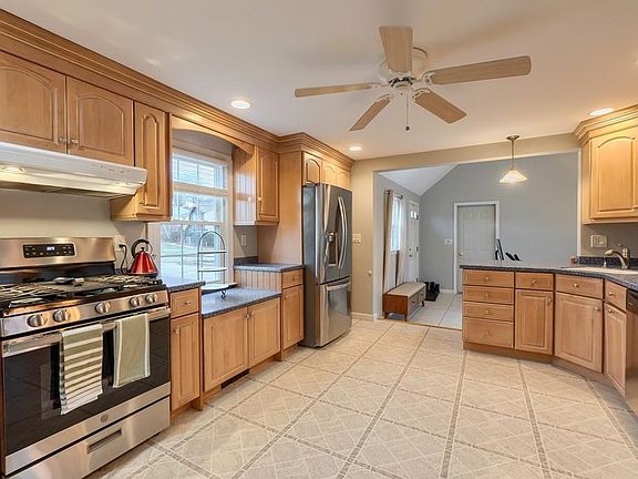 4th image of 9 Deering Dr