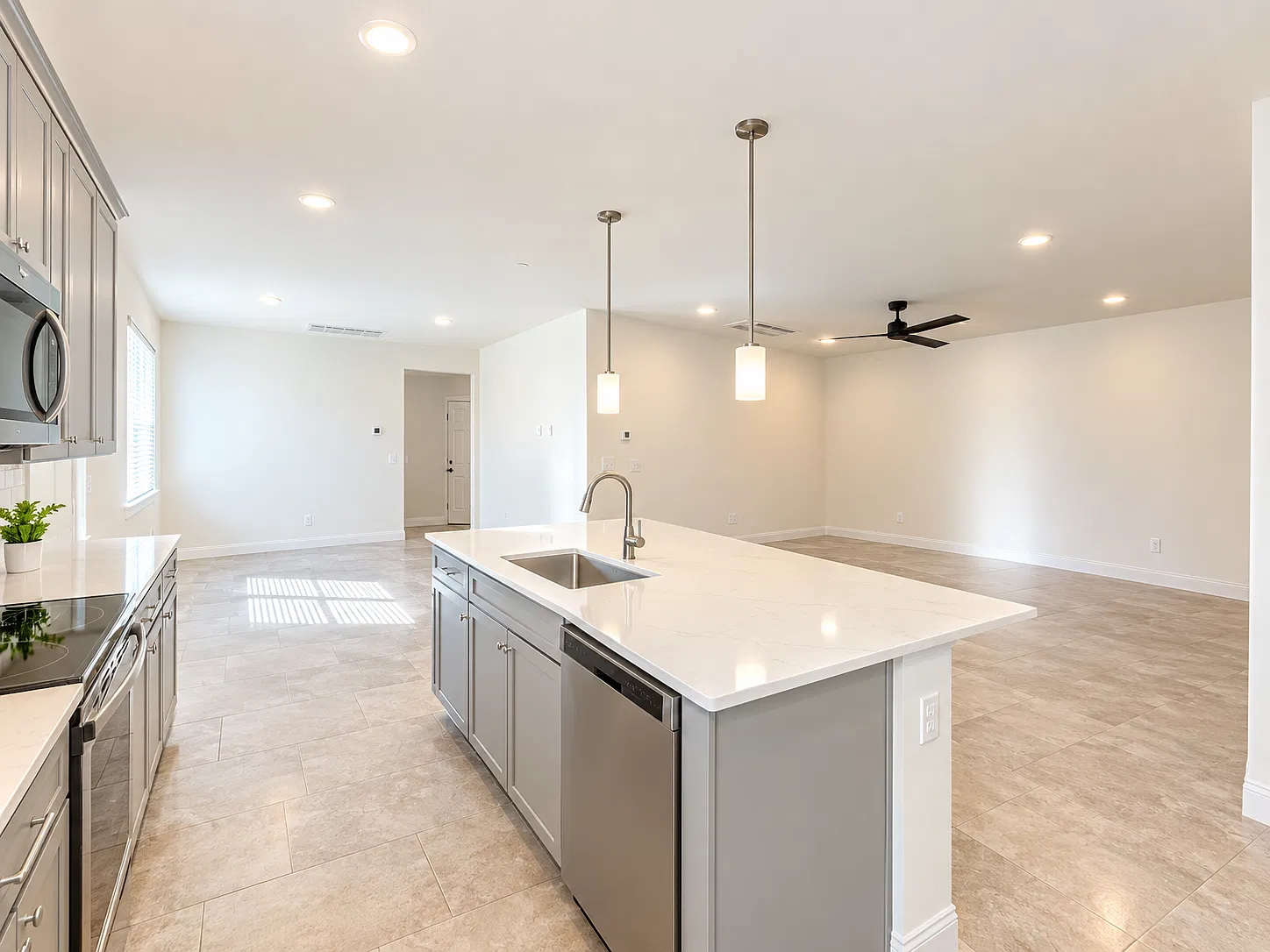 3 bed, 2.5 bath, 1704 sqft, $4,300 — Photo 3