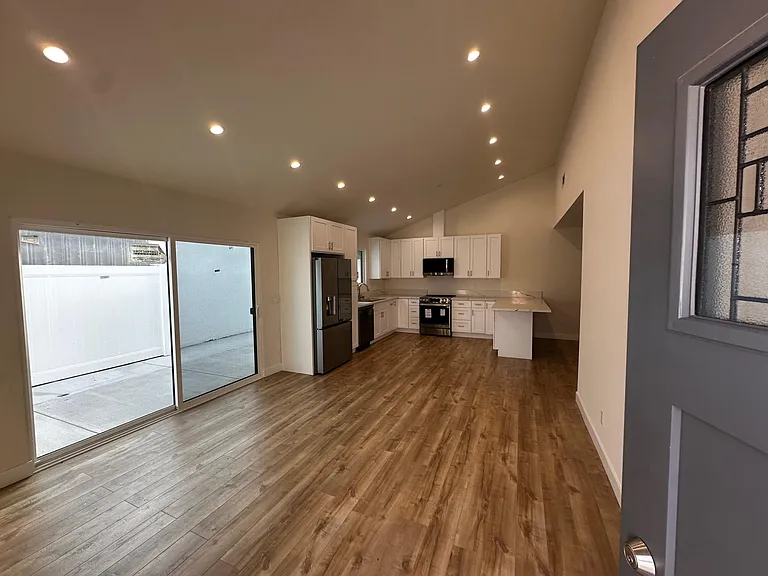 15950 Cohasset St #15950 — Photo 8