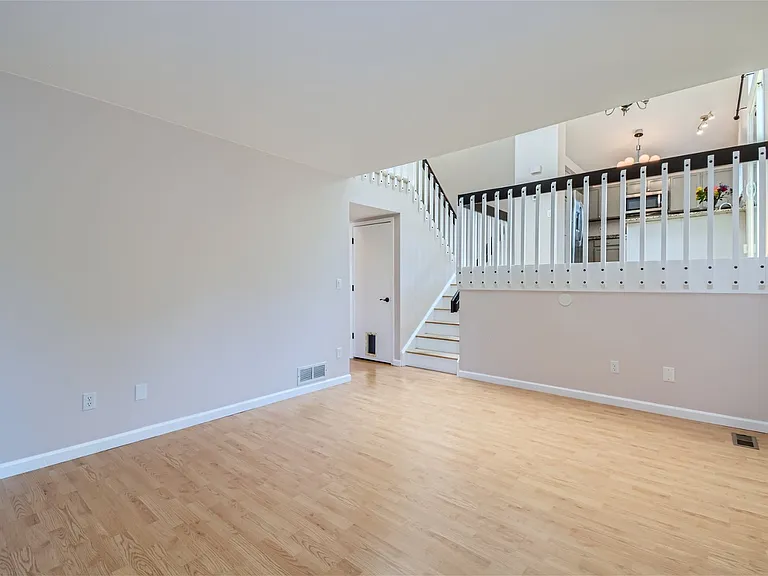 952 Thames St — Photo 20