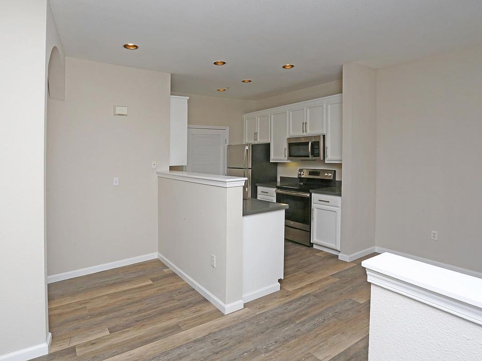 1x1 / 729 sf - Kitchen/dining