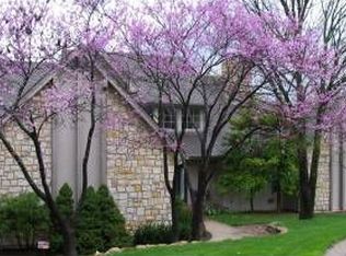 5736 N Woodland Point, Parkville, MO 64152