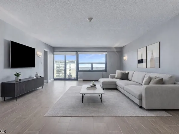 2 Claridge Dr BLDG 2 #7KE, Verona Twp., NJ 07044