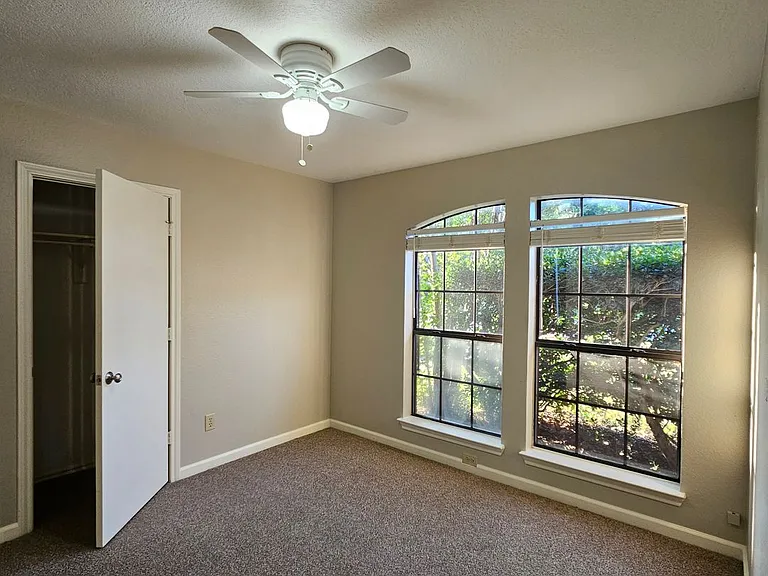 1402 Sheppard Ln — Photo 31