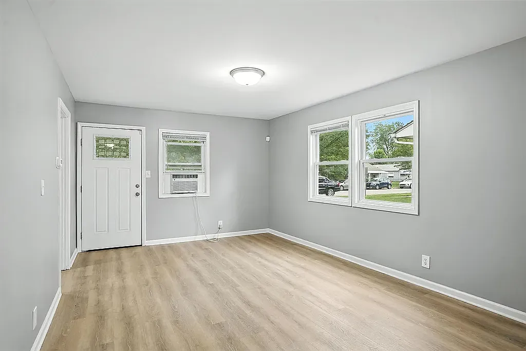 3 bed, 874 sqft, $2,180 — Photo 2