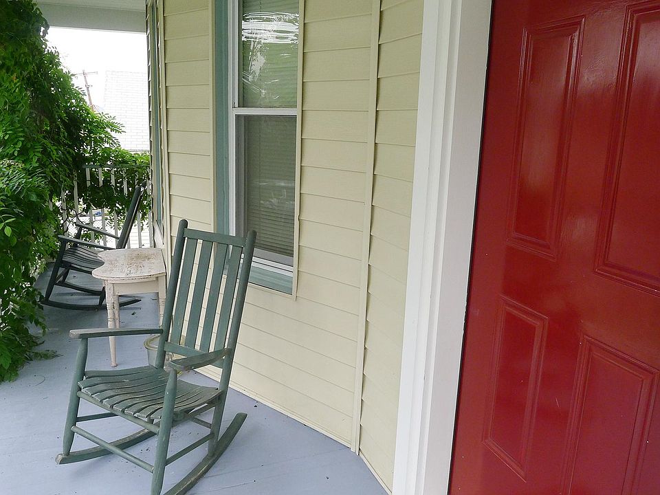1st image of 131 Jackson Ave #2
