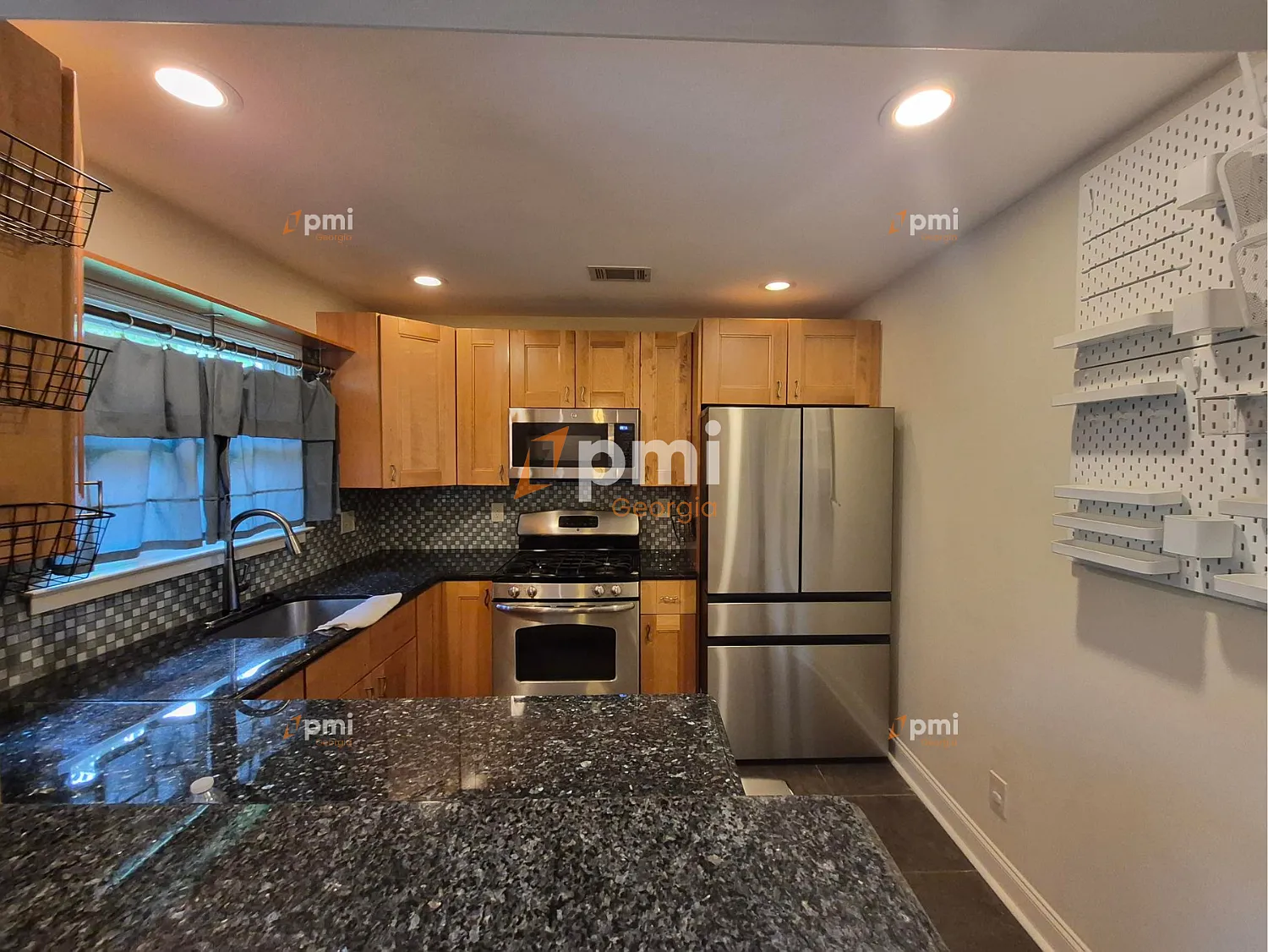 3 bed, 2.0 bath, 1350 sqft, $1,895 — Photo 2