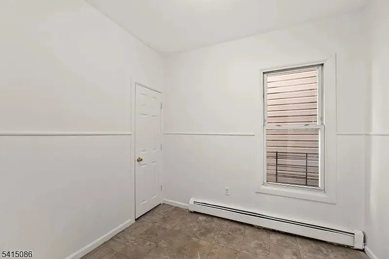 Spacious Renovated 3-Bedroom Apartment in Paterson — Photo 4