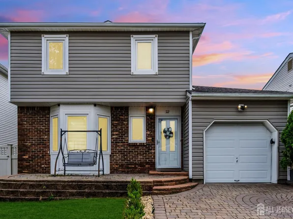 22 Tanbark Dr, Parlin, NJ 08859