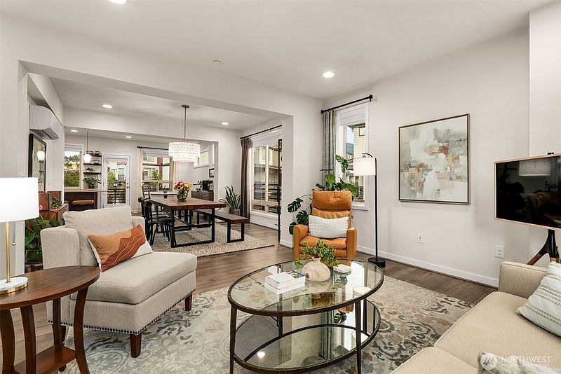 3rd image of 954 6th Avenue NE