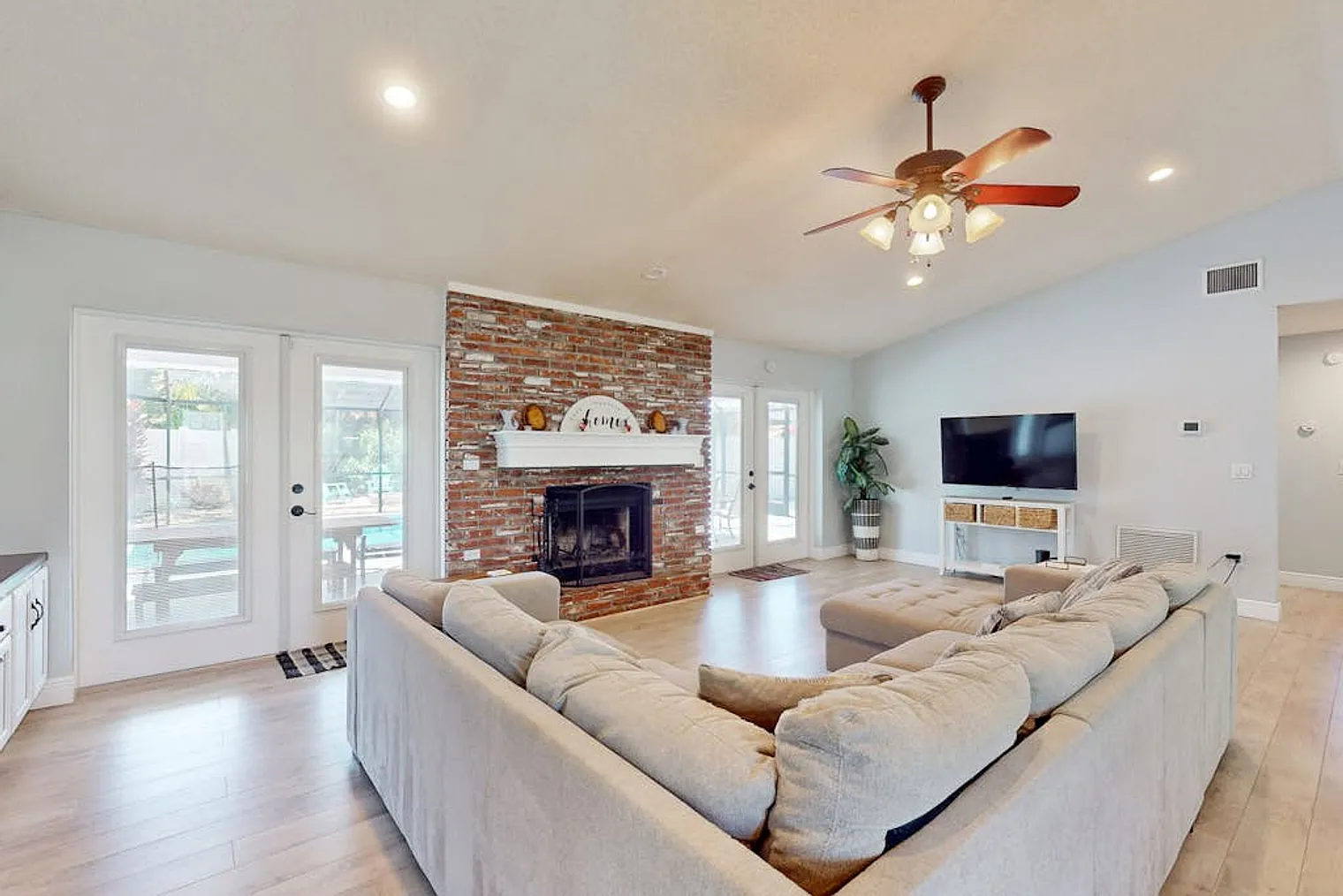 3 bed, 2.0 bath, 1442 sqft, $4,016 — Photo 2