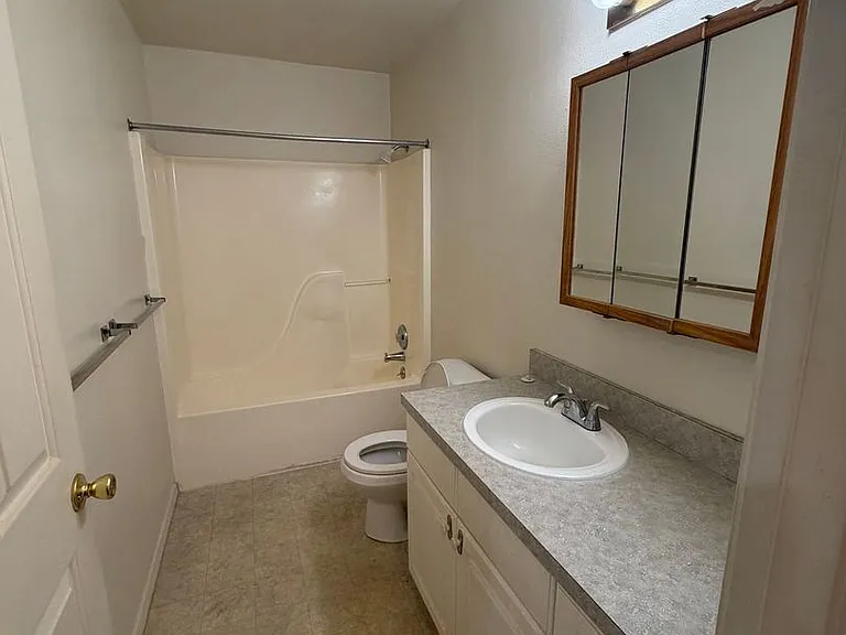 1049 W Lookingglass Rd — Photo 6