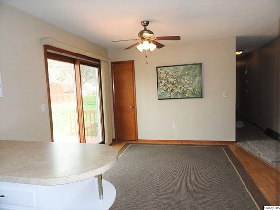 3rd image of 3825 Holiday Dr