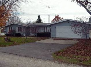 611 Oakwood Dr, Stronghurst, IL 61480