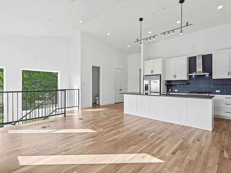 2120 Lovedale Ave #101 — Photo 7