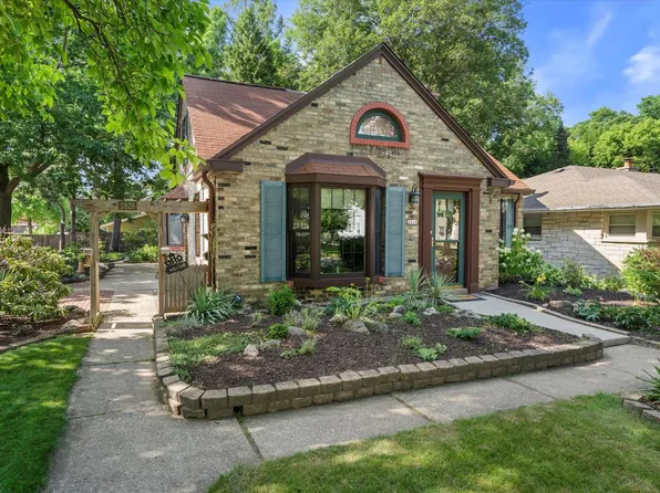 2828 East Crawford AVENUE, Saint Francis, WI 53235