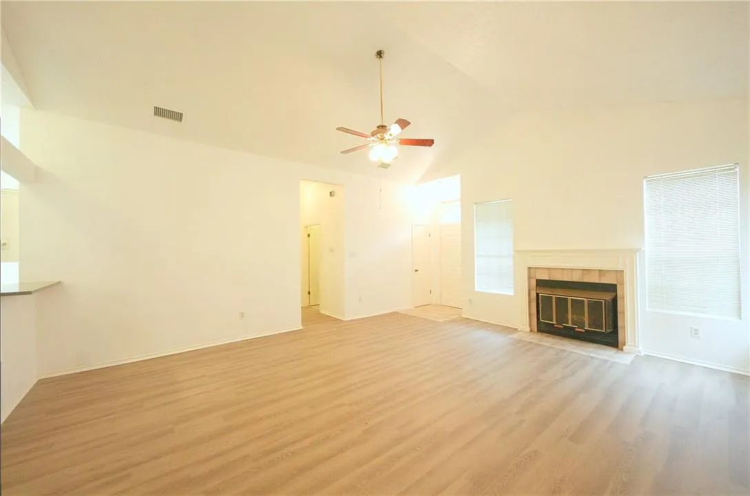 3 bed, 2.0 bath, 1484 sqft, $1,995 — Photo 4