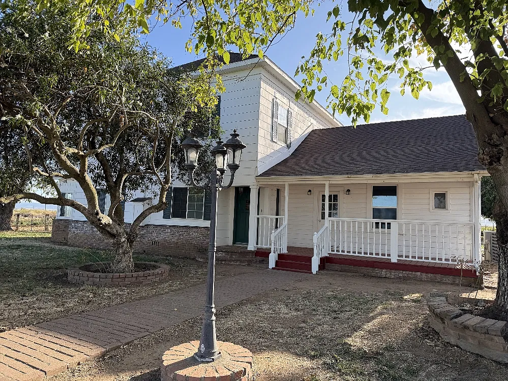 3 bed, 248 sqft, $2,350 — Photo 1