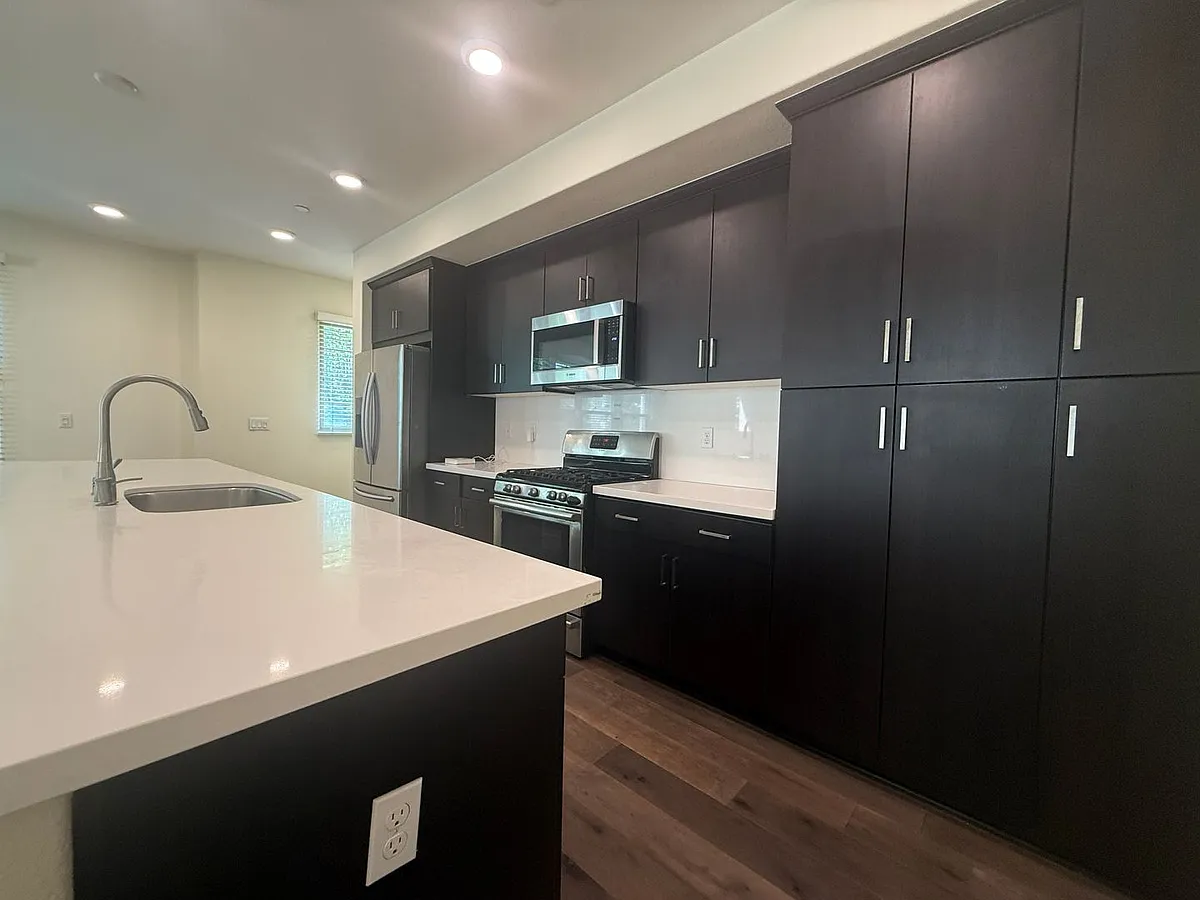 Building Photo - 1052 Bigleaf Pl #106