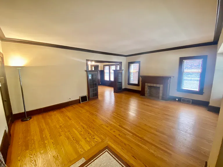 2576 N Murray Ave — Photo 2