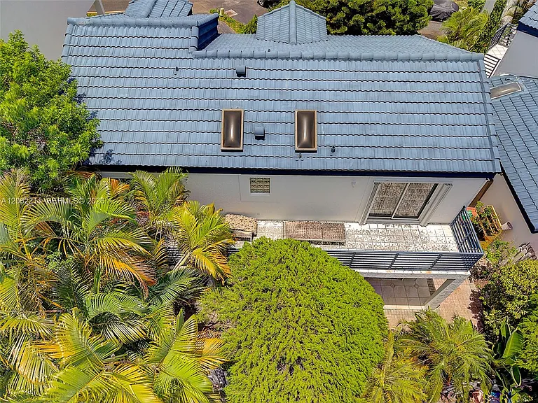 21221 NE 3rd Ct — Photo 7