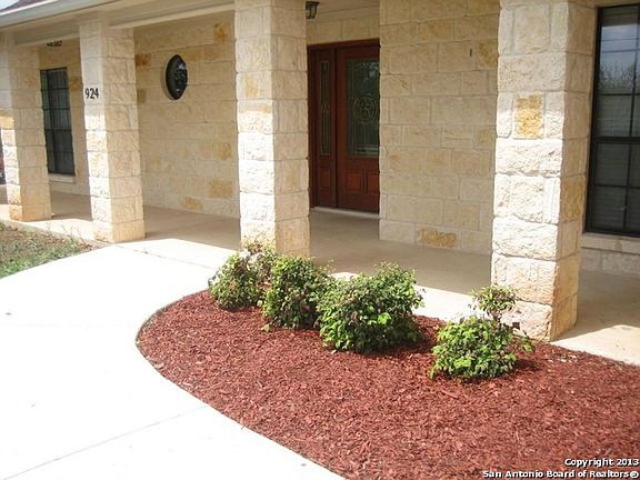 3rd image of 924 Estates Dr E