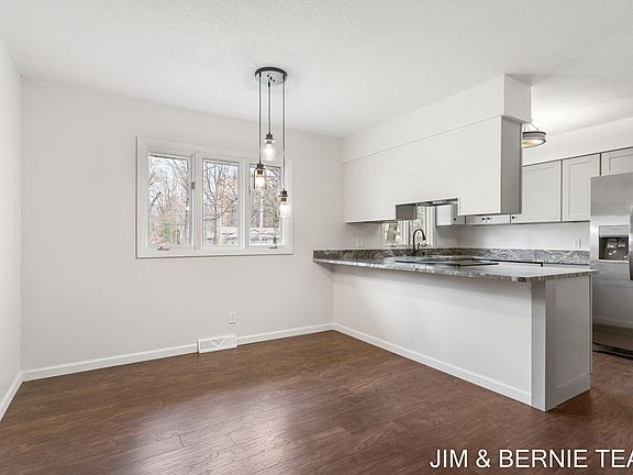 5th image of 15023 Fairmount Ct