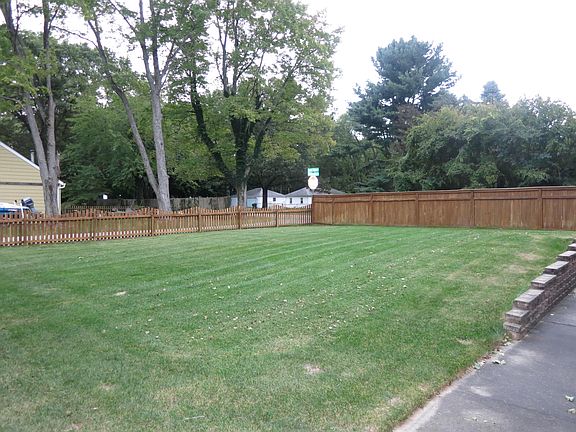 3rd image of 1210 Lakeview Dr