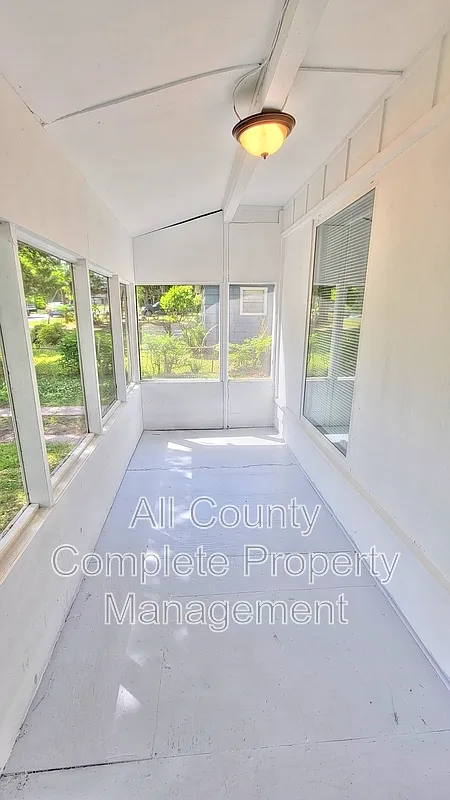 3 bed, 1.0 bath, 882 sqft, $1,050 — Photo 4