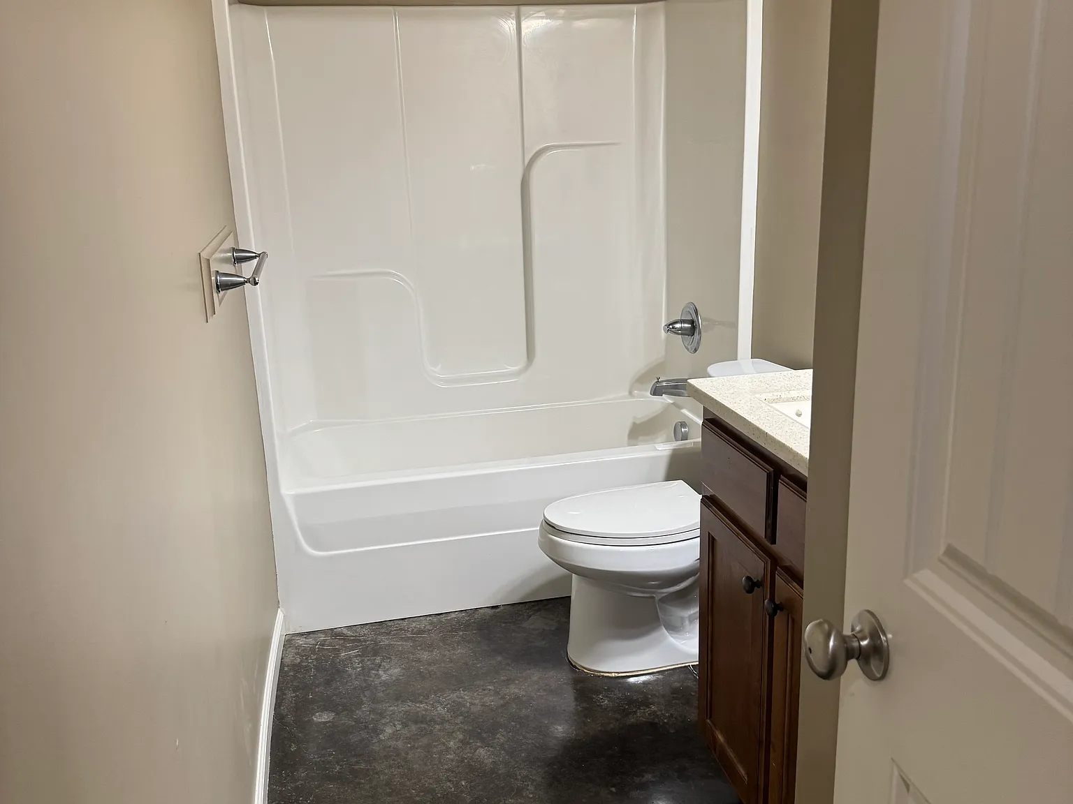 3 bed, $950 — Photo 1