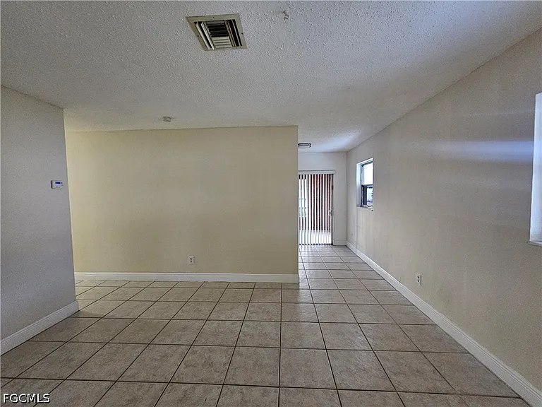 423 Morgan Cir S — Photo 4
