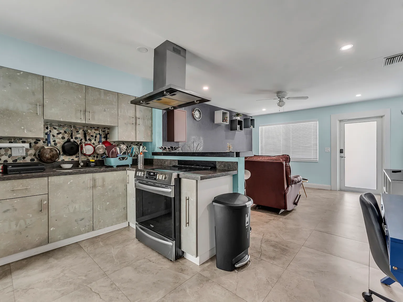 1 bed, 750 sqft, $2,100 — Photo 2