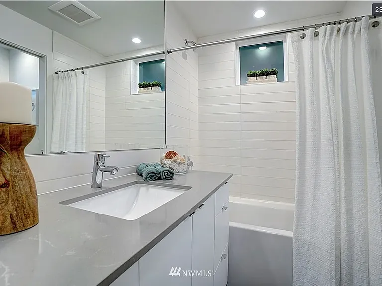 4226B Midvale Ave N — Photo 10