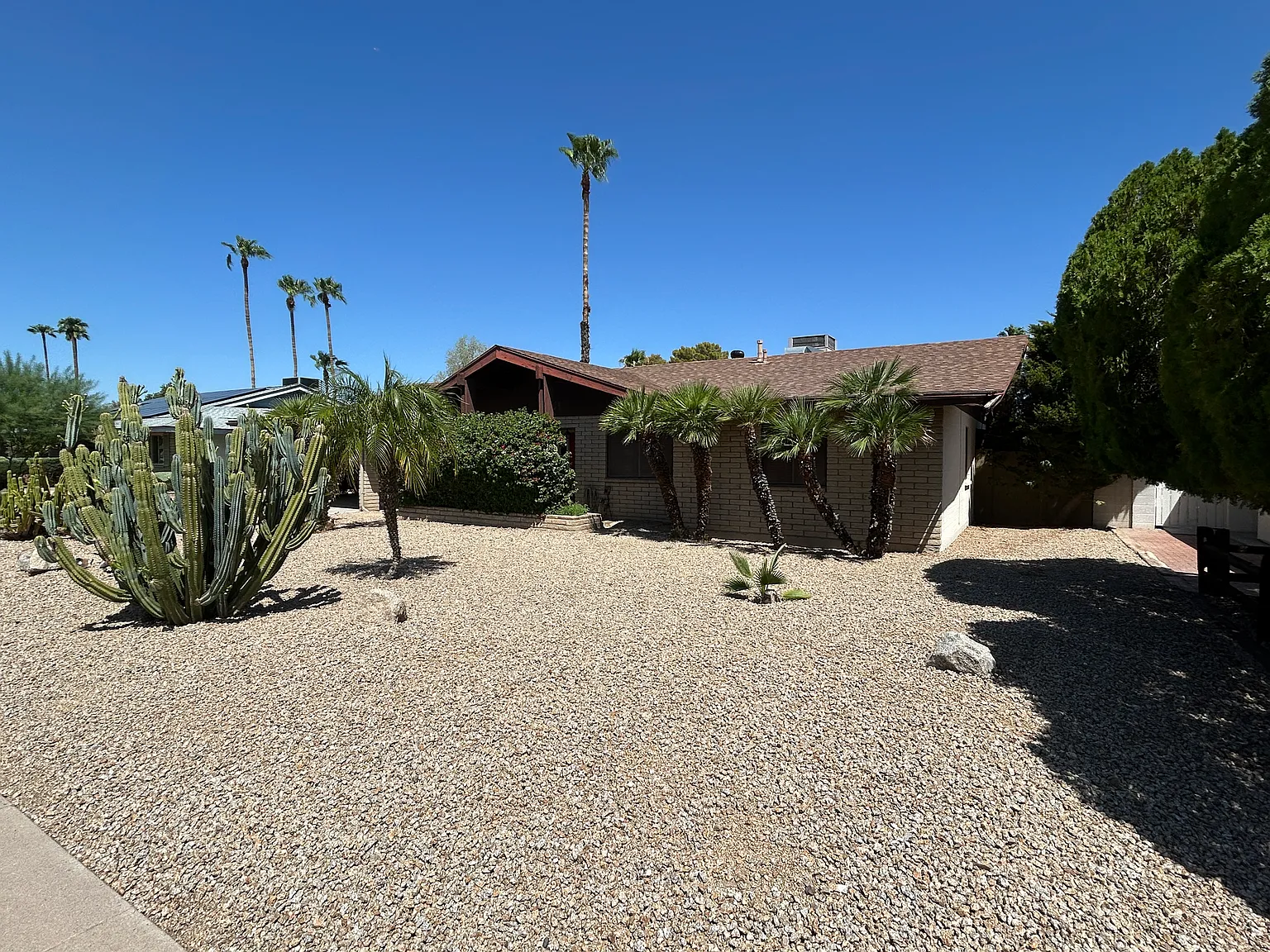 4 bed, 2.0 bath, 2081 sqft, $2,995 — Photo 2