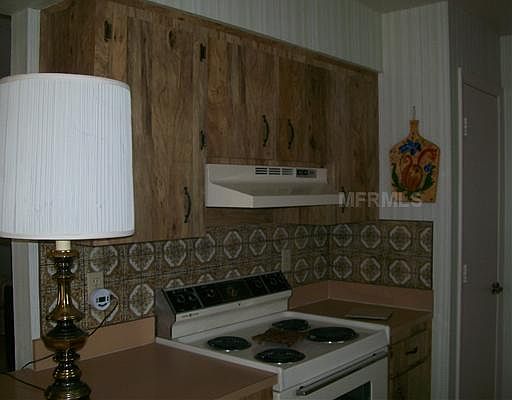 3rd image of 826 Cinnamon Dr E