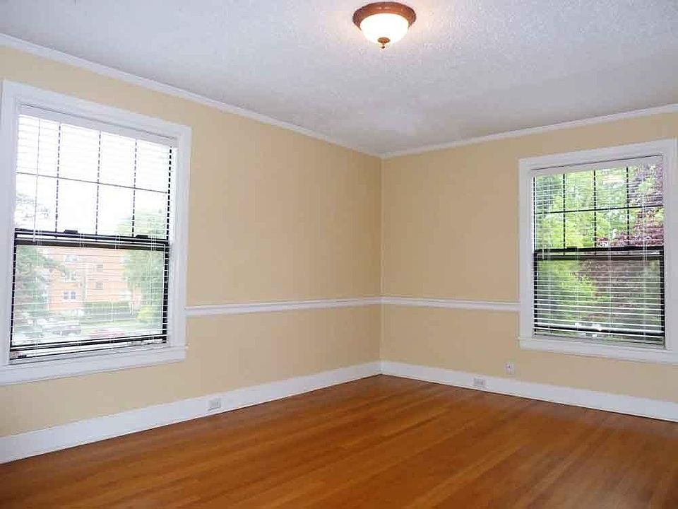 Lots of Light (Windows on 3 Sides)