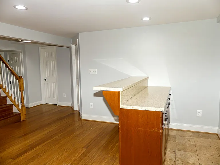 903 Crestview Dr — Photo 14