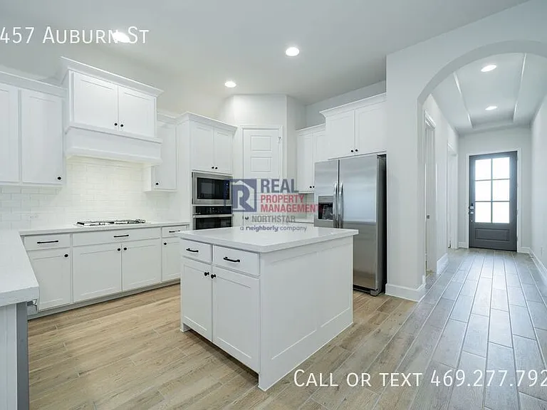 2457 Auburn St — Photo 10