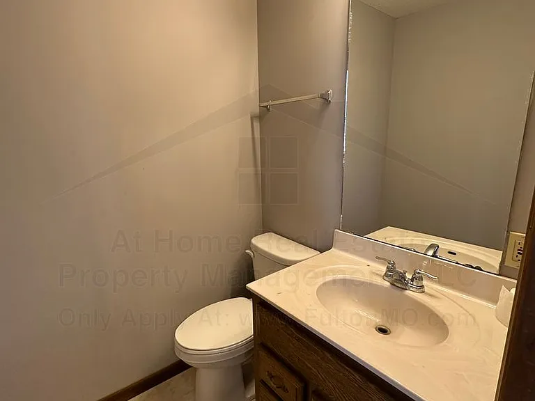 103 E 10th St #13 — Photo 20