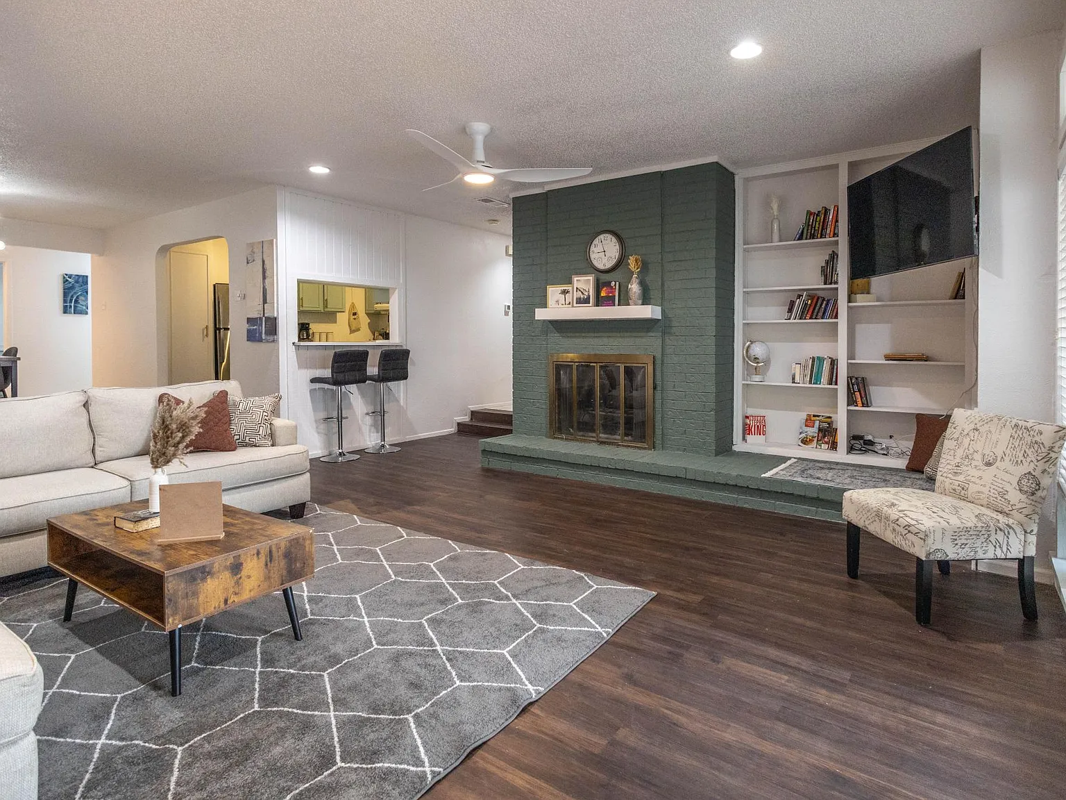 3 bed, 2.5 bath, 2299 sqft, $3,200 — Photo 3