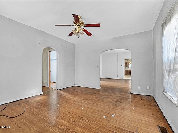 3rd image of 327 Dexter St