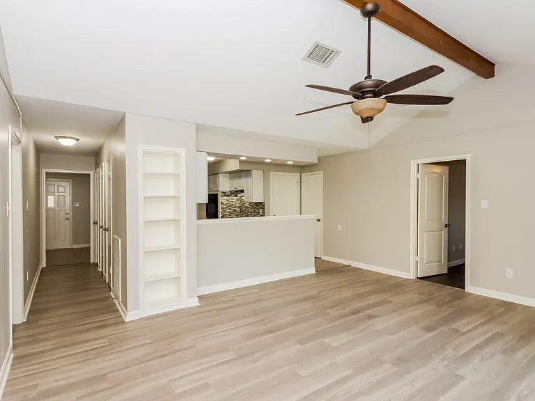 2104 Yorktown Ct S — Photo 4
